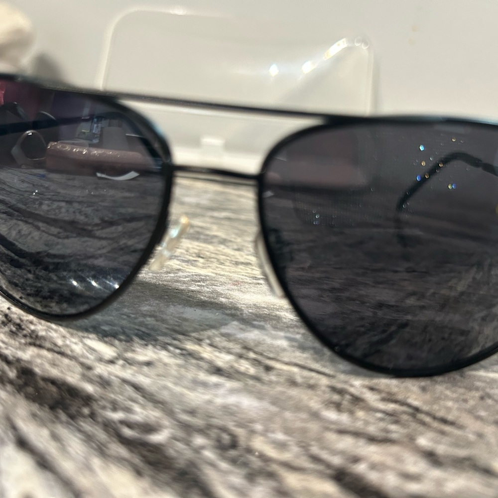 Stylish Black Aviator Sunglasses - Picture 3 of 9